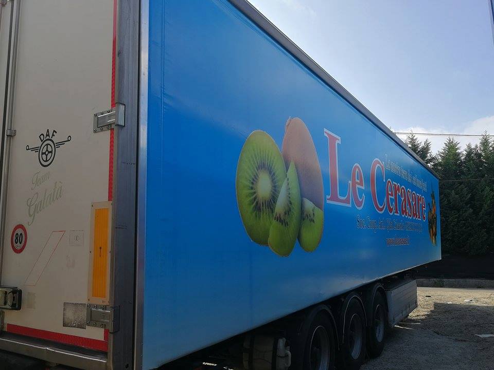 Realizzazione di striscioni pubblicitari per camion