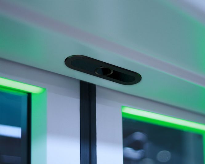 Sensor IRIS 
contador de personas en el marco de una puerta del aeropuerto El Dorado, Bogotá en Colombia
