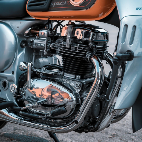 Een close-up van een ketting op een fietswiel