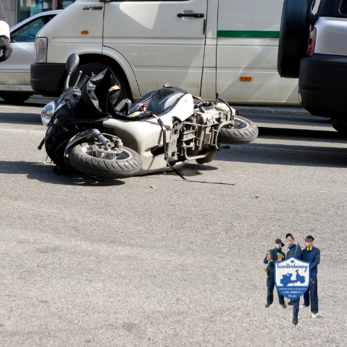 Een close-up van een fietspedaal met een oranje reflector