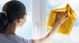 signora che pulisce un vetro