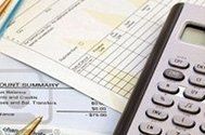 documenti fiscali e una calcolatrice
