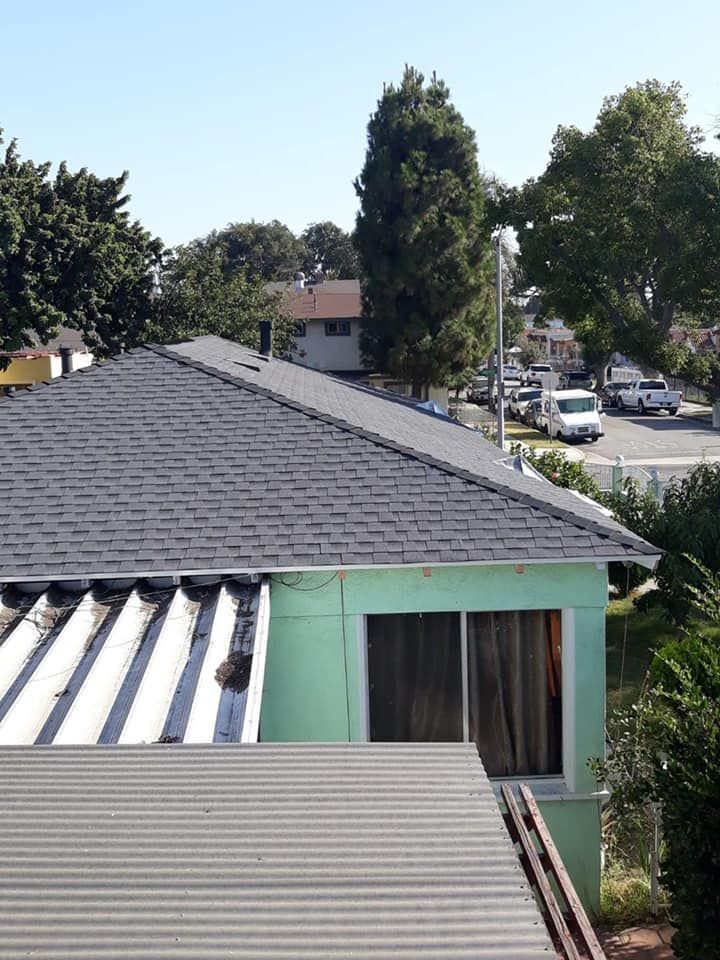 A wooden fence is sitting in the middle of a grassy field.