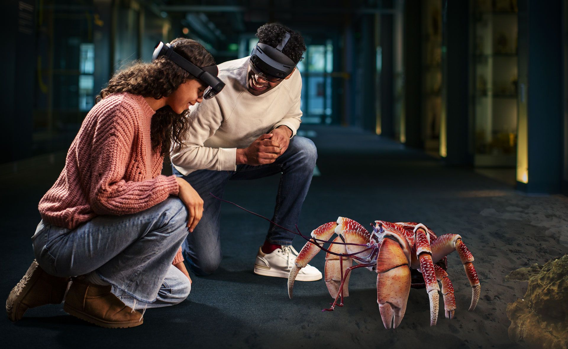 Un homme et une femme portant des casques de réalité virtuelle regardent un crabe.