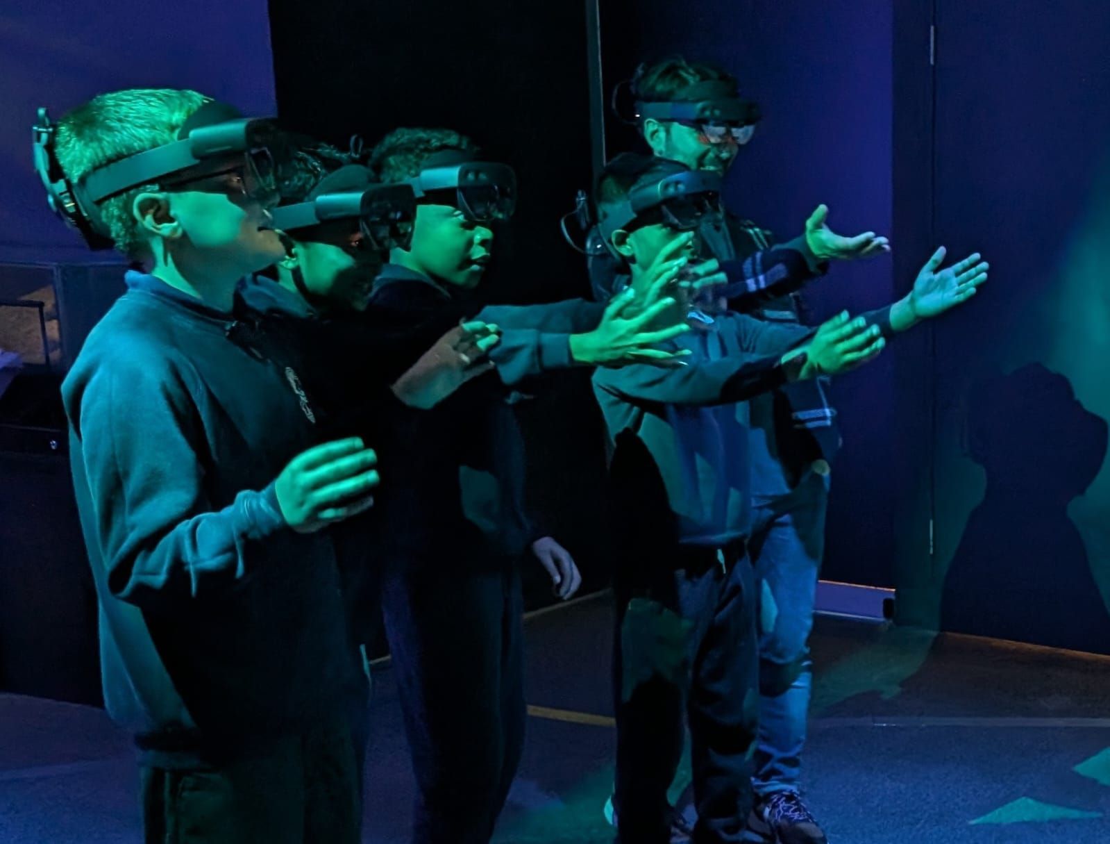 Un groupe de personnes portant des casques de réalité virtuelle