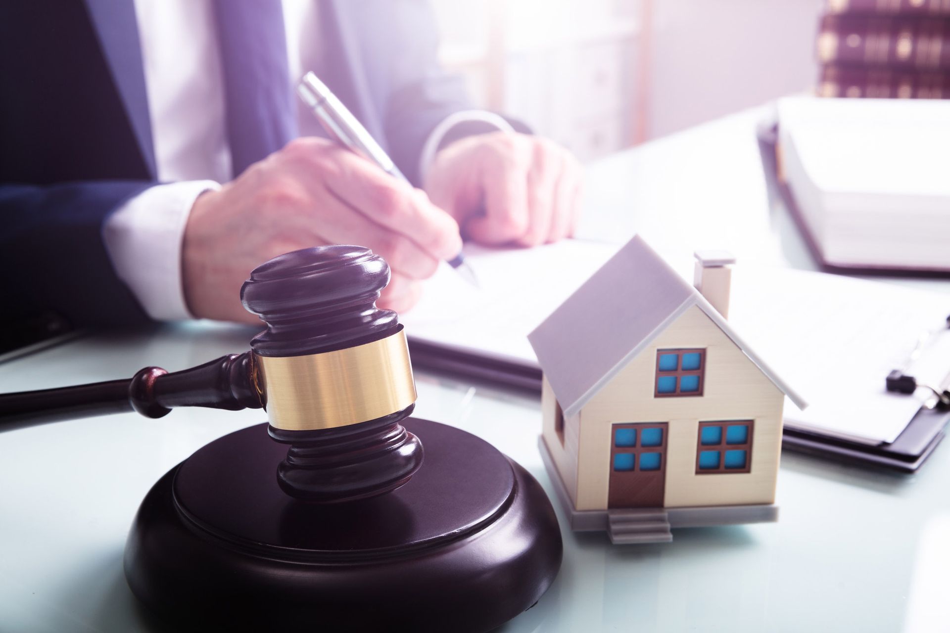 House model and gavel representing legal support for foreclosure defense services in Honolulu, HI.