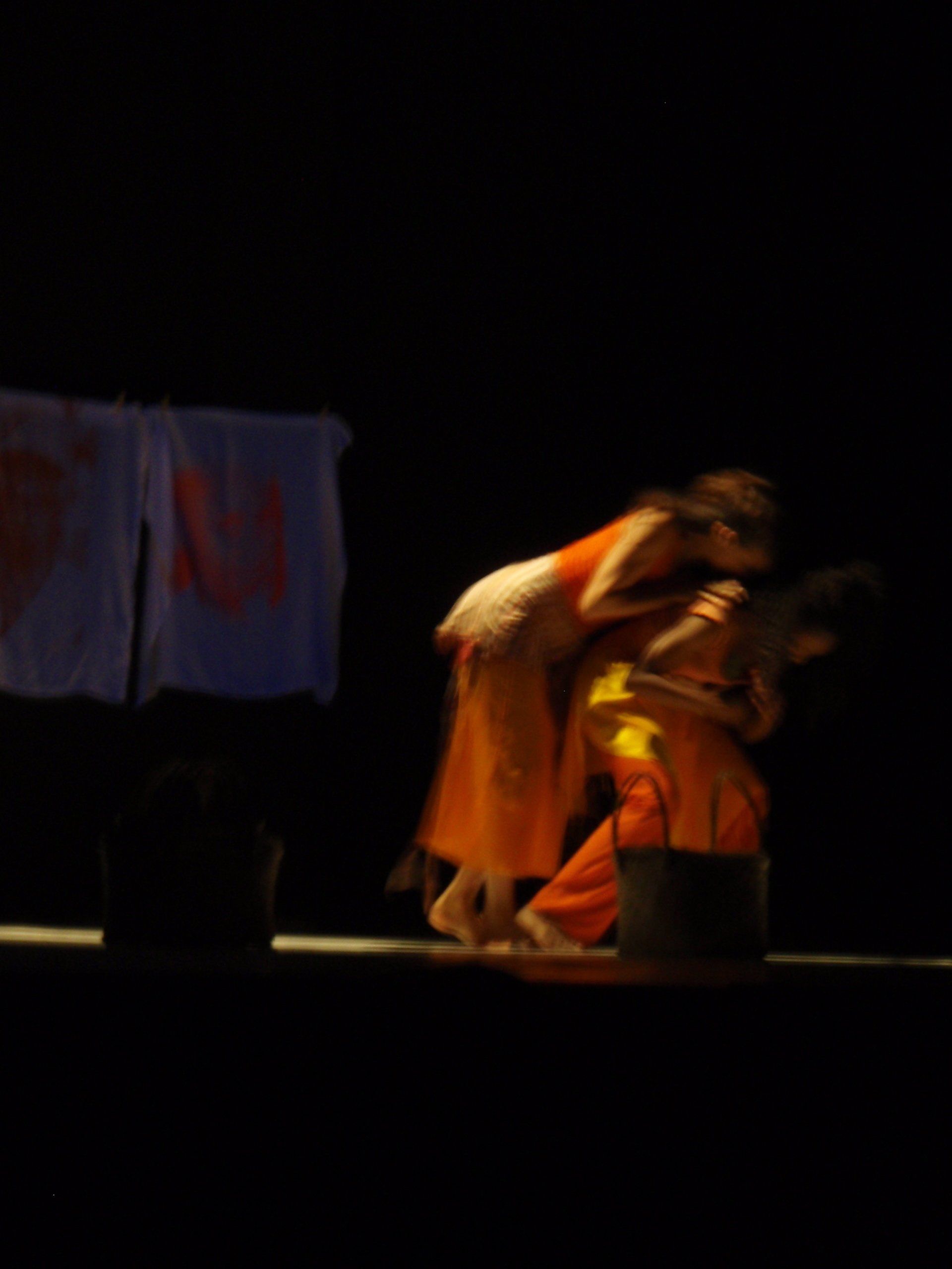 deux danseuses habillées en orange qui courent