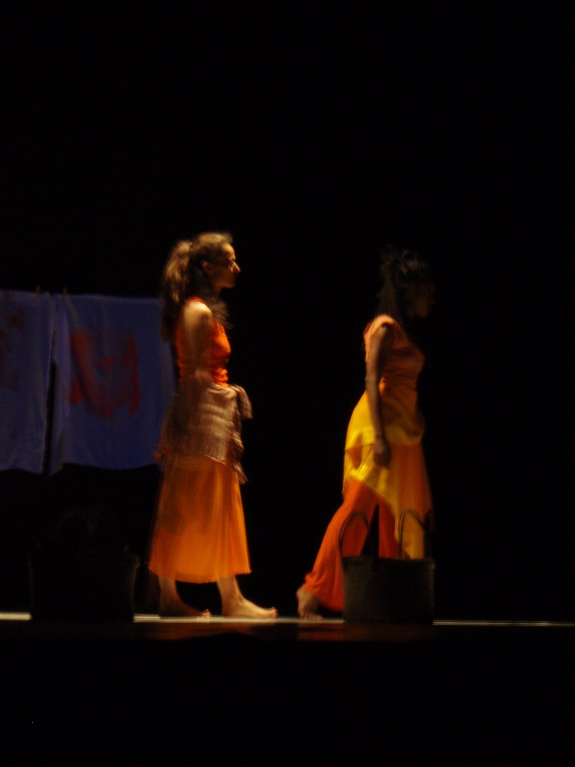 deux danseuses habillées en orange