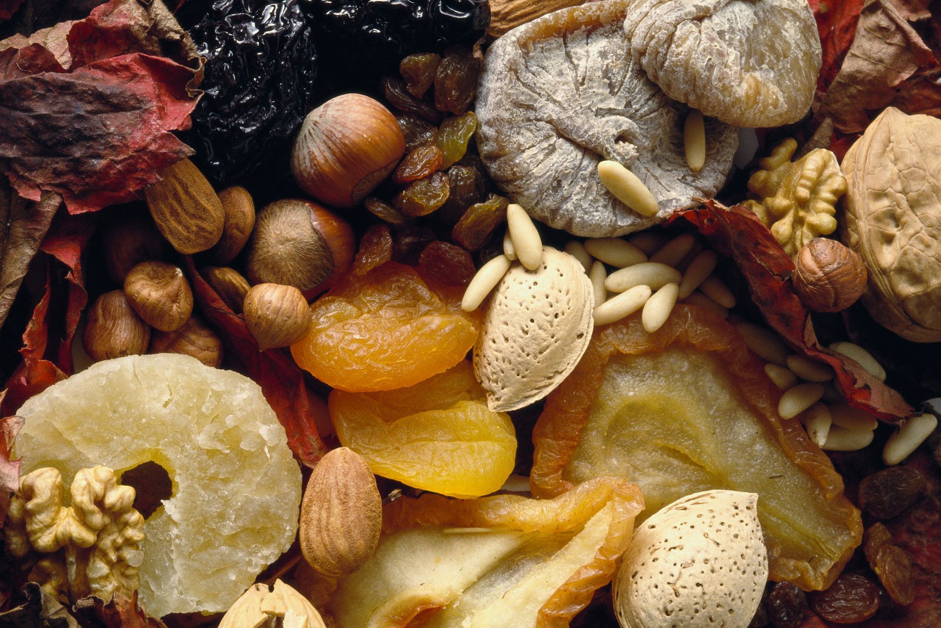 Un mucchio di frutta secca, noci e pinoli
