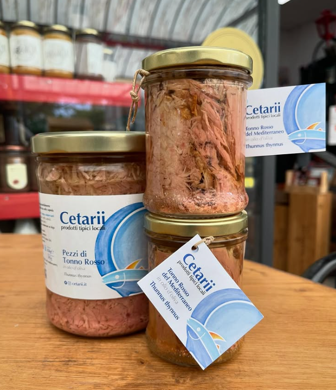 Tre barattoli di cetarii sono impilati uno sopra l'altro su un tavolo.