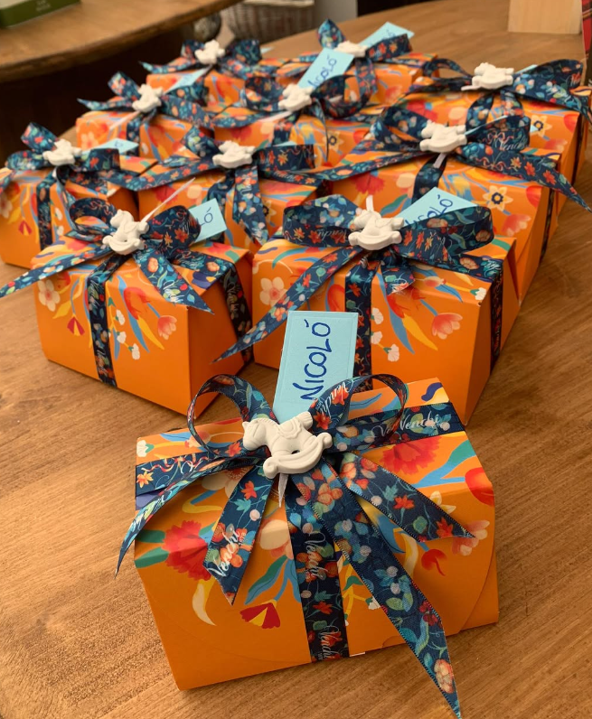 Un mucchio di scatole arancioni con un'etichetta con scritto Nicola