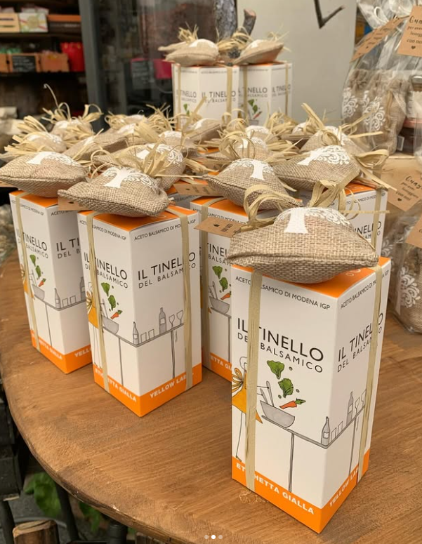 Un mucchio di scatole appoggiate su un tavolo di legno.