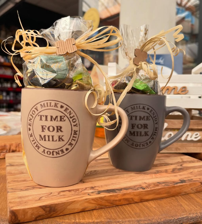 Due tazze con la scritta 