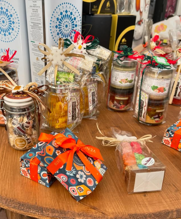 Un tavolo di legno sormontato da scatole e barattoli di cibo