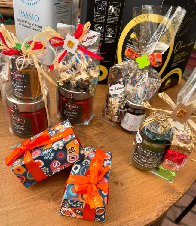 Una bottiglia di passio è appoggiata su un tavolo di legno