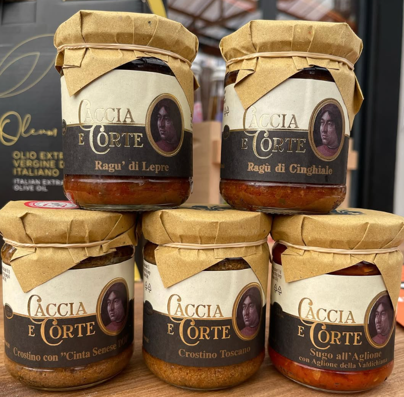 Quattro barattoli di caccia e torte sono impilati uno sopra l'altro