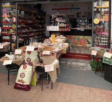 Una vetrina con tanti sacchi di cibo in esposizione.