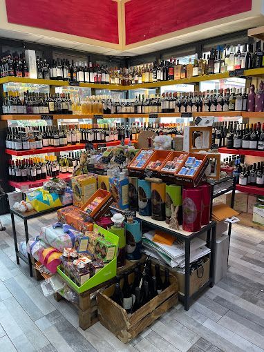 Un negozio pieno di bottiglie di vino e altri articoli.