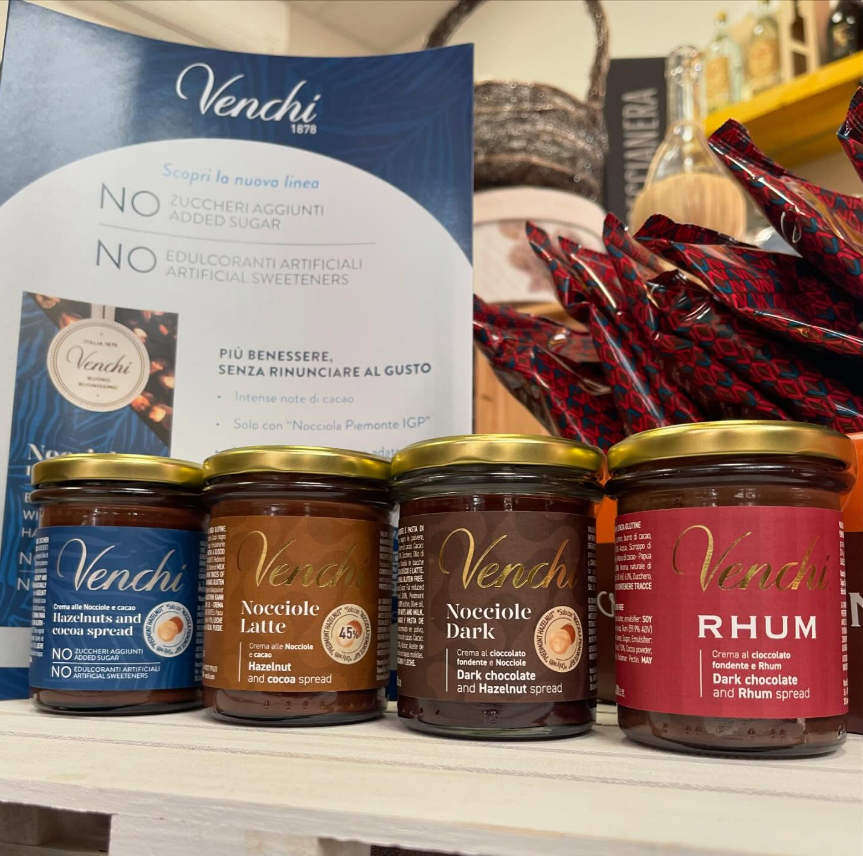 Quattro barattoli di Venchi sono allineati su uno scaffale