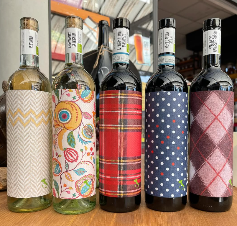 Diverse bottiglie di vino sono allineate su un tavolo