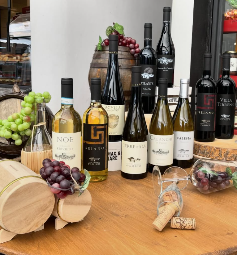 Ci sono diverse bottiglie di vino su un tavolo, tra cui una con la scritta 