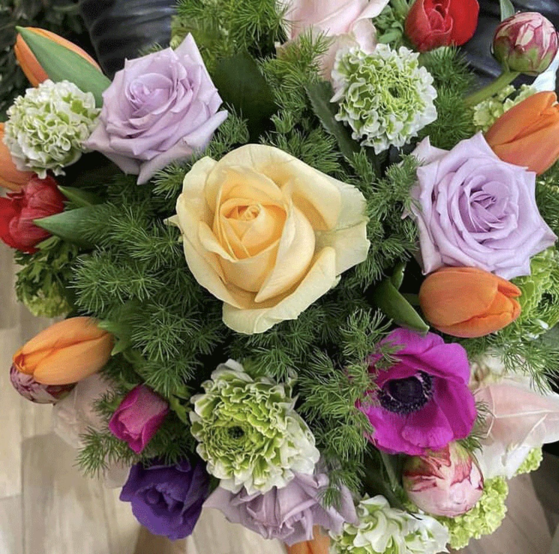 mazzo di fiori con rose in vari colori