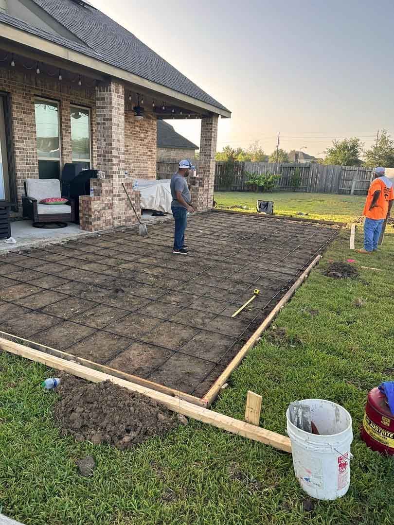 Steel grid for a concrete base for a paver patio