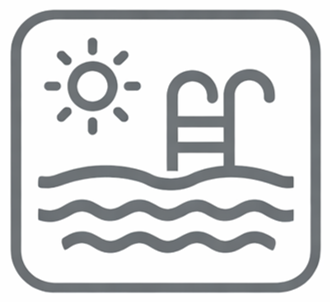 Schwimmbad unter der Sonne; Leiter im Wasser.