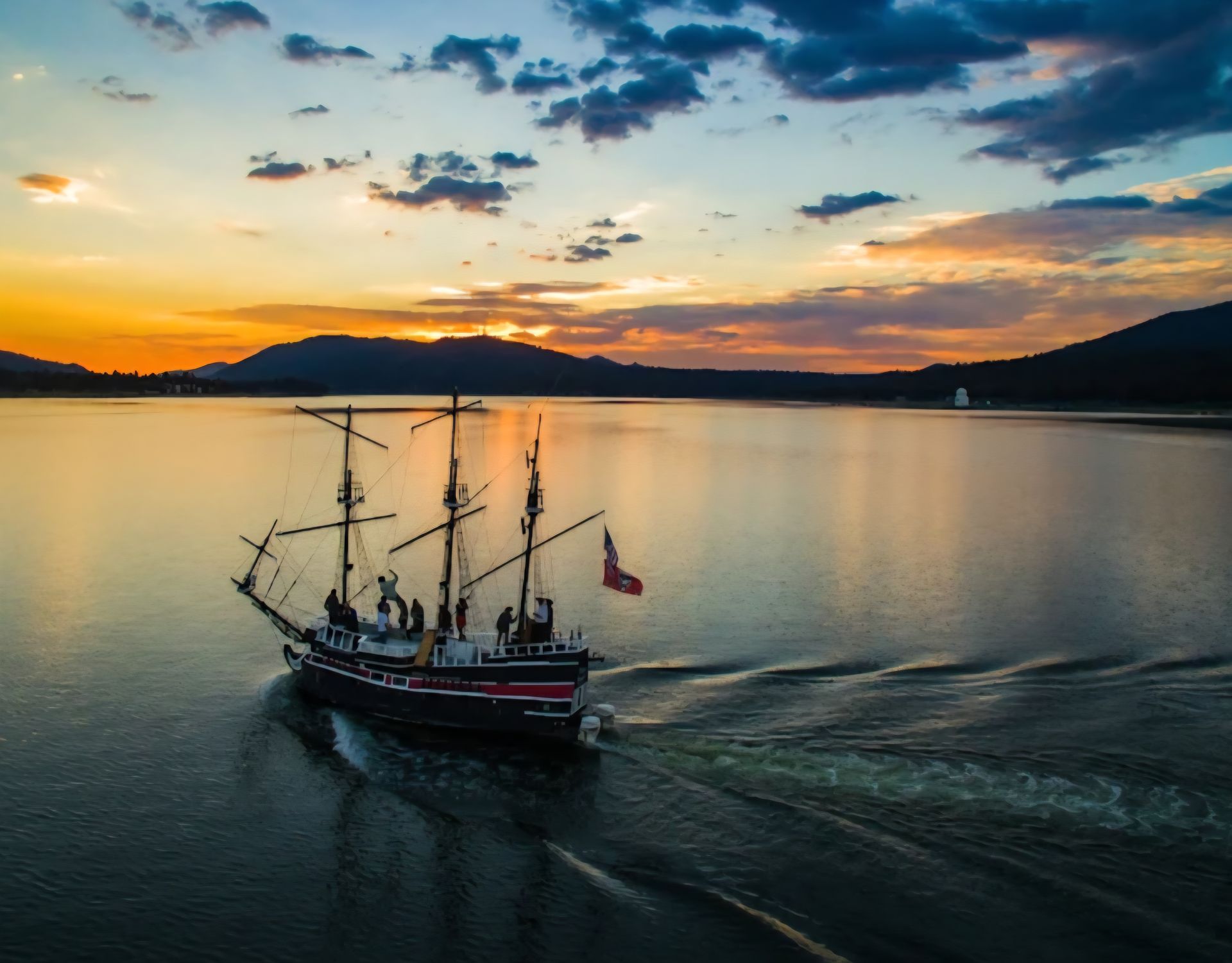 Holloway's Marina & RV Park Logo