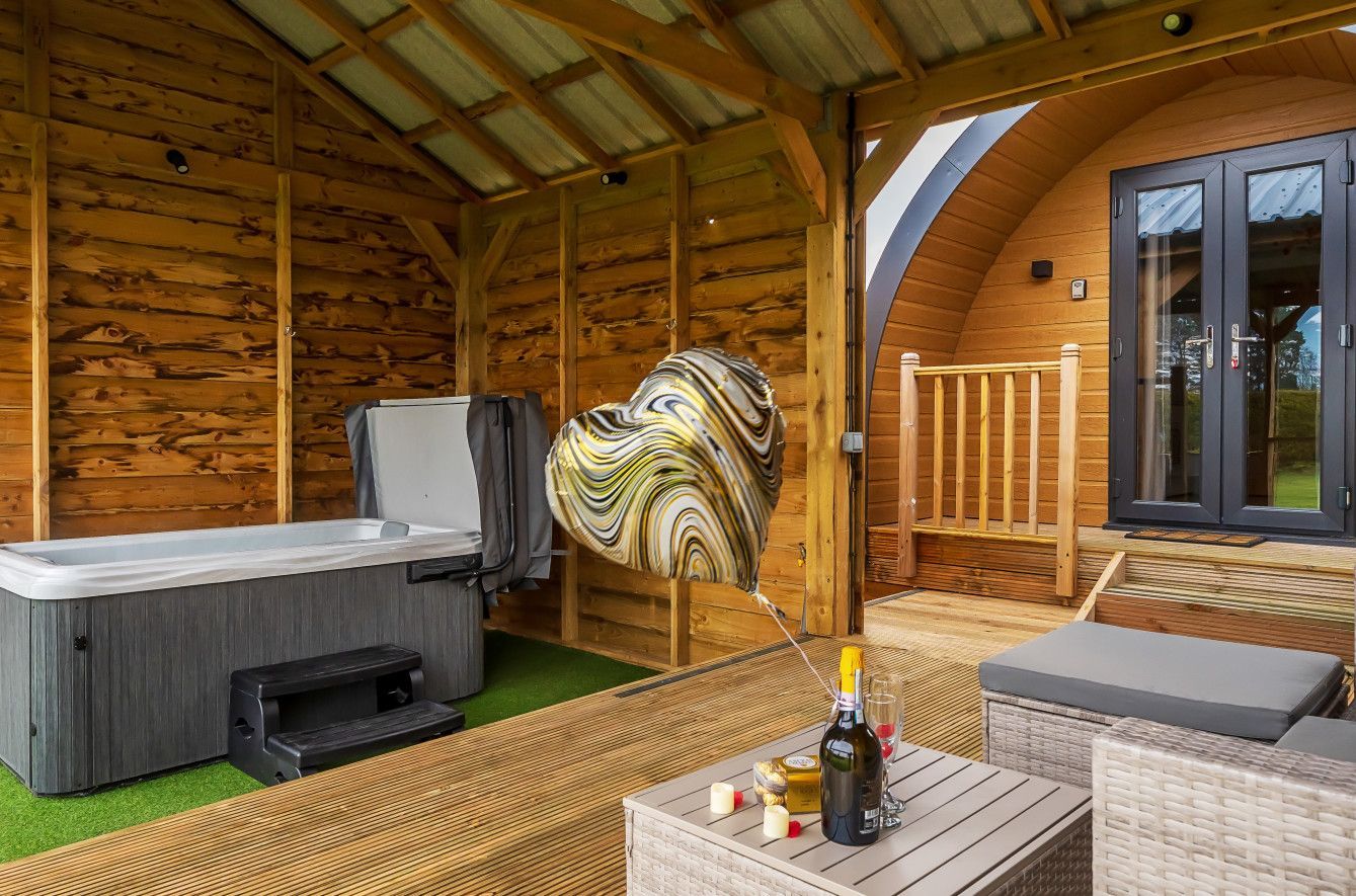 luxury-glamping-pod-private-hot-tub-bowbrook-holidays