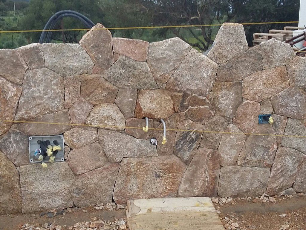 Muro in pietra stile sardo