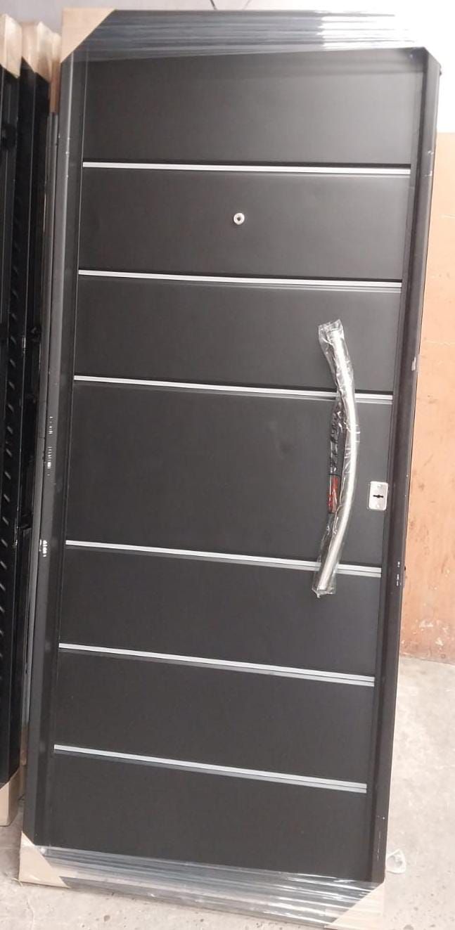 Una puerta de metal negro con detalles plateados horizontales y una manija plateada curva.