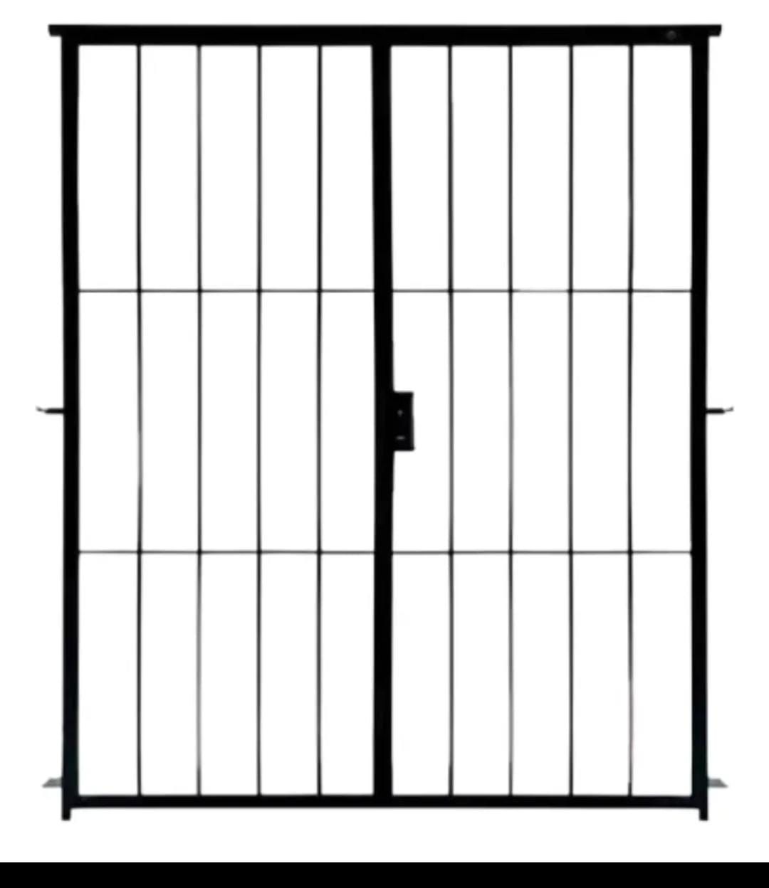 Puerta doble de metal negro con barrotes verticales y pestillo central.