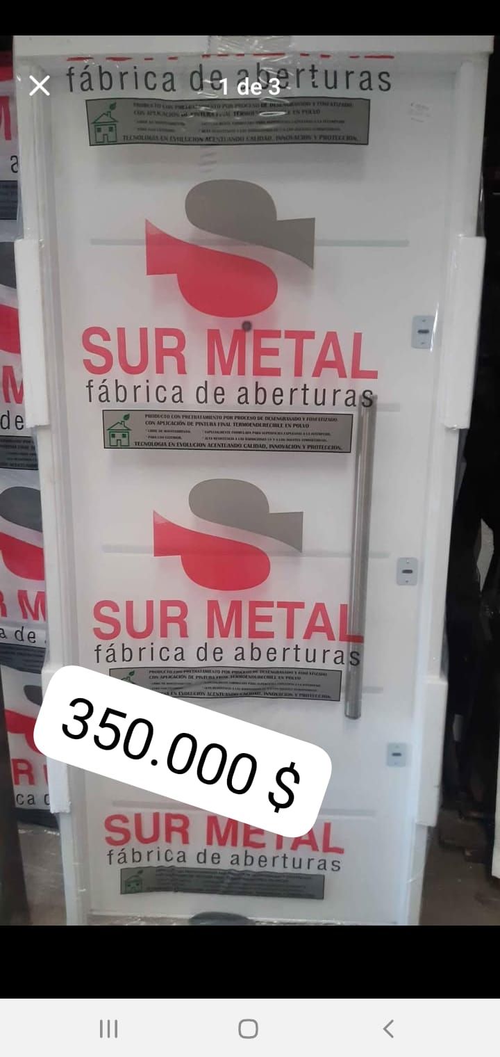 Puerta blanca con logo