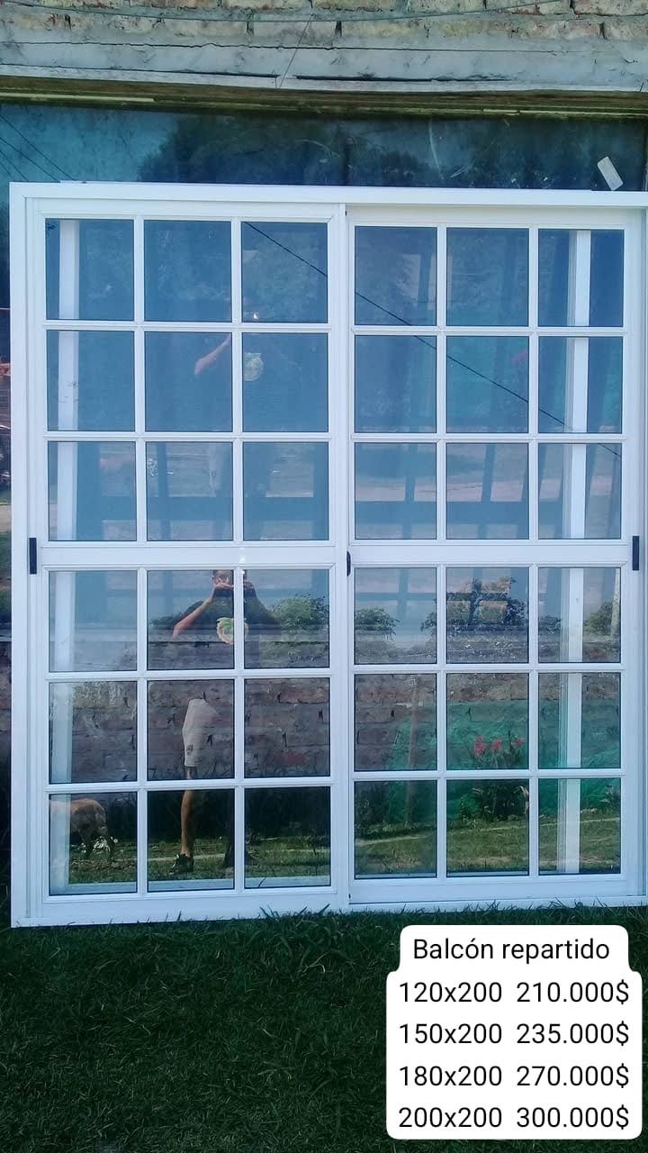 Ventana corrediza con marco blanco y patrón de cuadrícula, lista de precios a continuación.