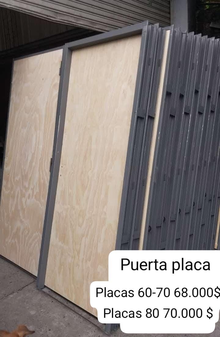 Puertas de madera con marcos metálicos en venta. El texto indica medidas y precios.