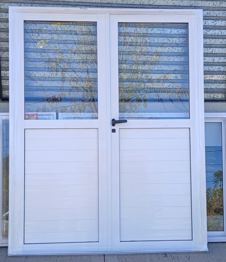 Puerta doble blanca con paneles de vidrio en la parte superior y lamas horizontales en la inferior. Tirador negro.