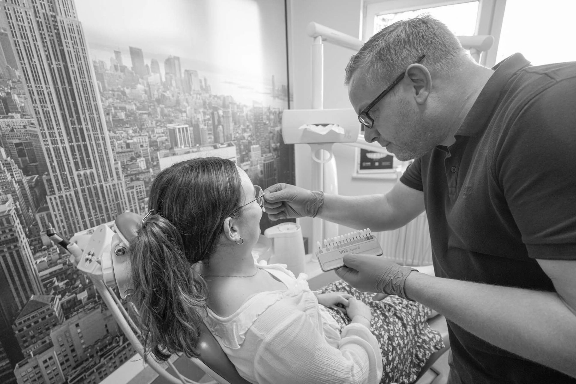 Zwei Personen arbeiten mit Werkzeugen an einem Labortisch. 