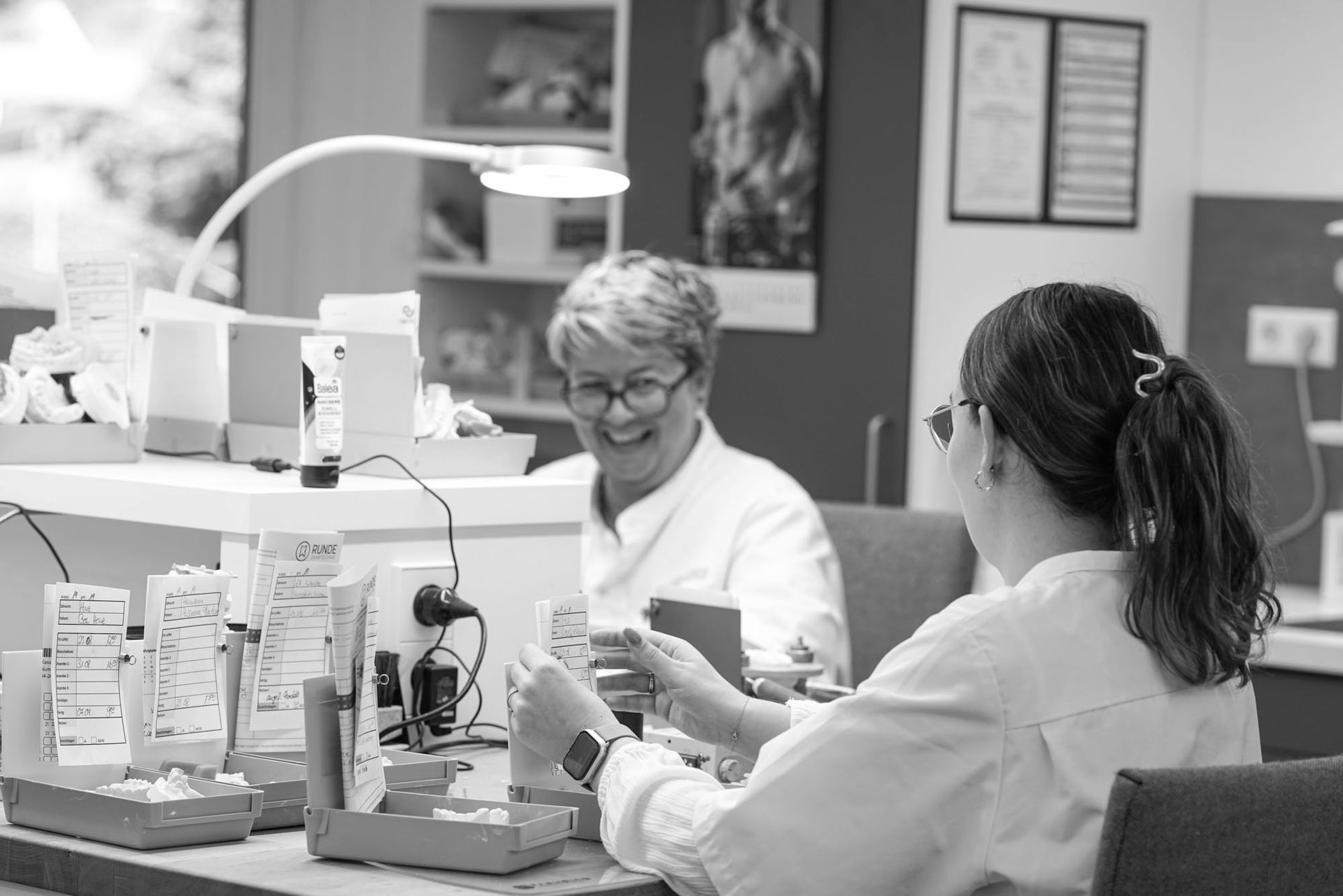 Zwei Personen arbeiten in einem hell erleuchteten Labor. 