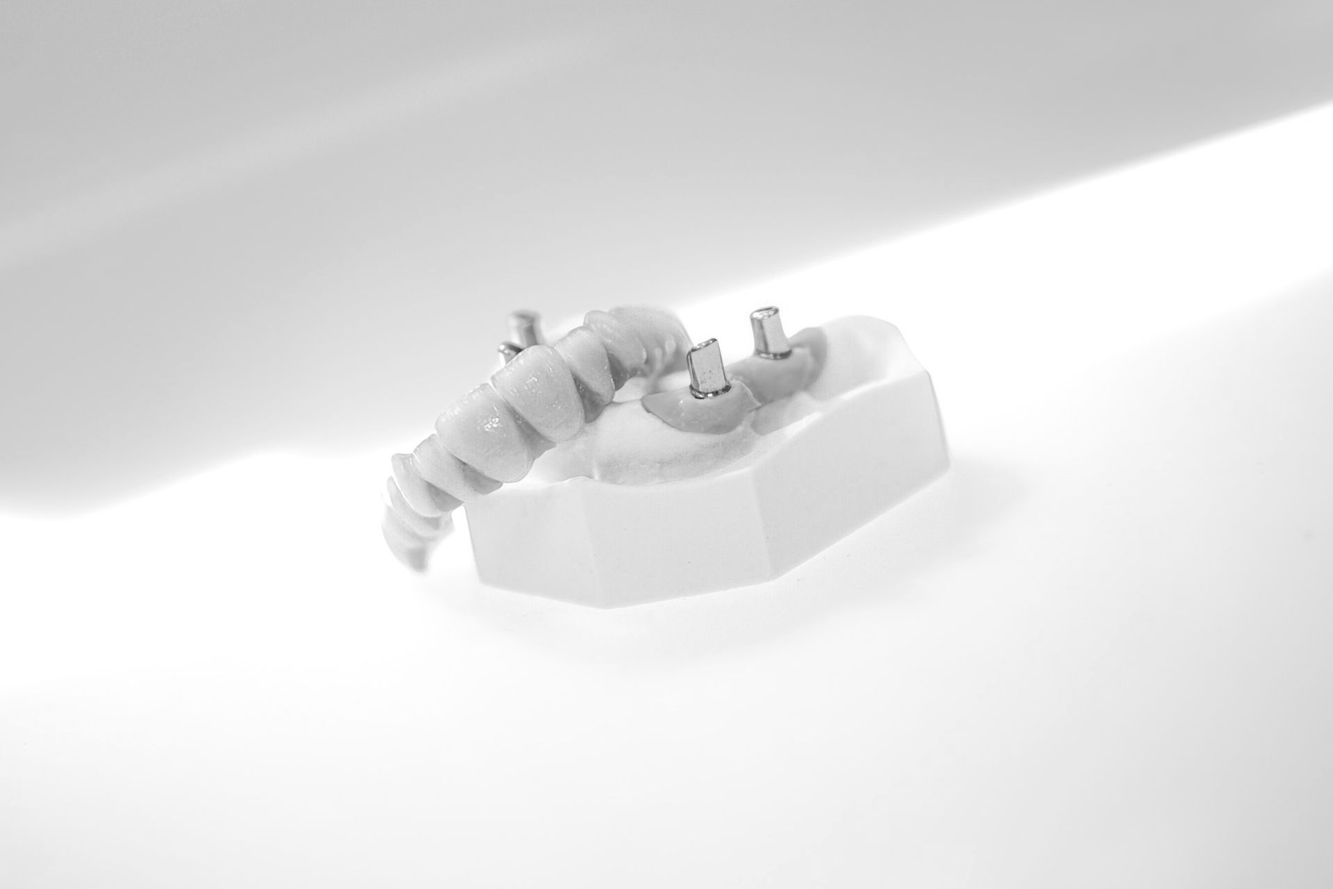 Eine Person im Laborkittel arbeitet an einem Tresen