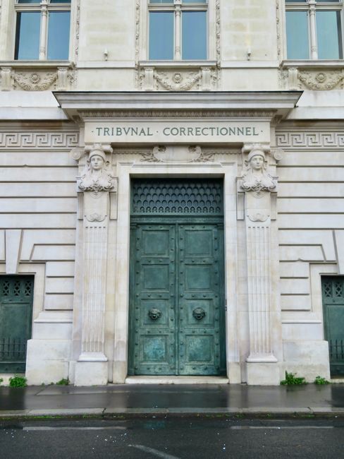 Prévenu et avocat en discussion avant une audience de CRPC au tribunal correctionnel de Paris