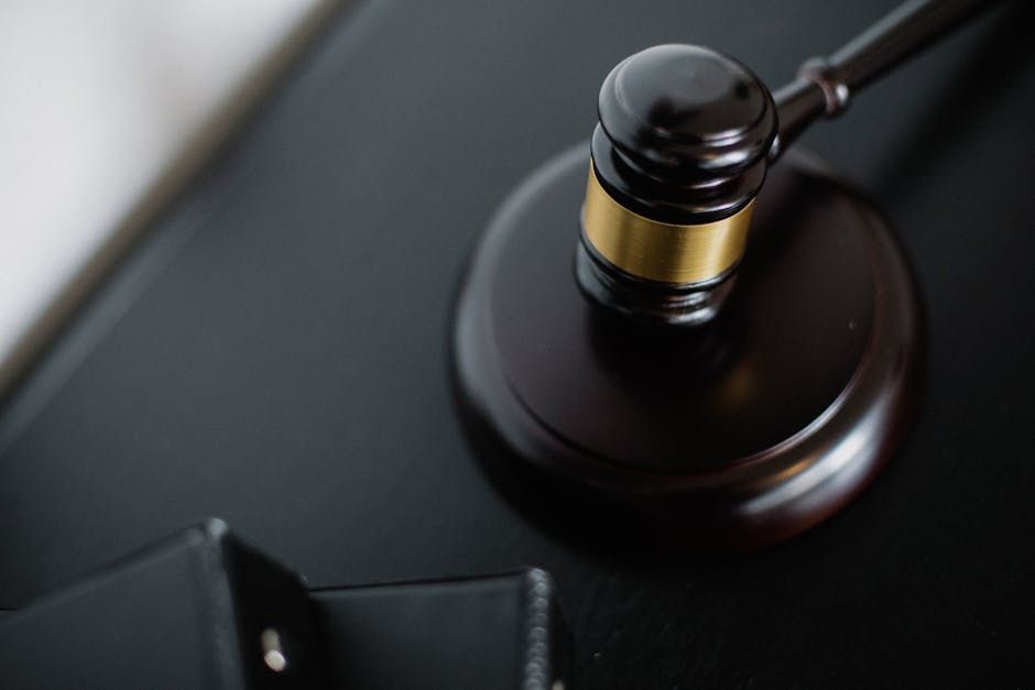 Menottes et gavel sur un bureau d’avocat — affaire de vol devant le tribunal correctionnel à Paris