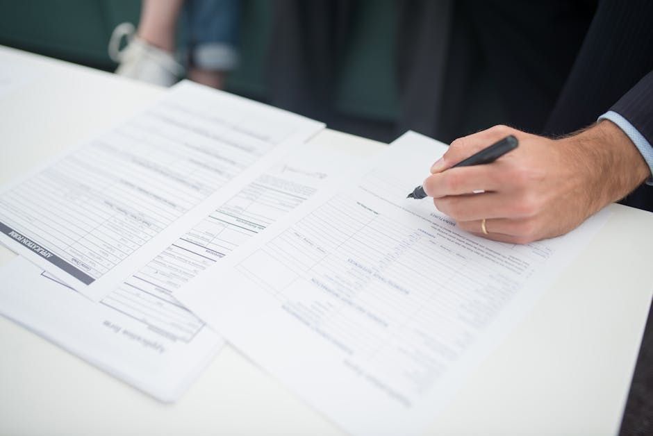 Documents fiscaux et financiers sur un bureau d'avocat pour une affaire de fraude fiscale à Paris
