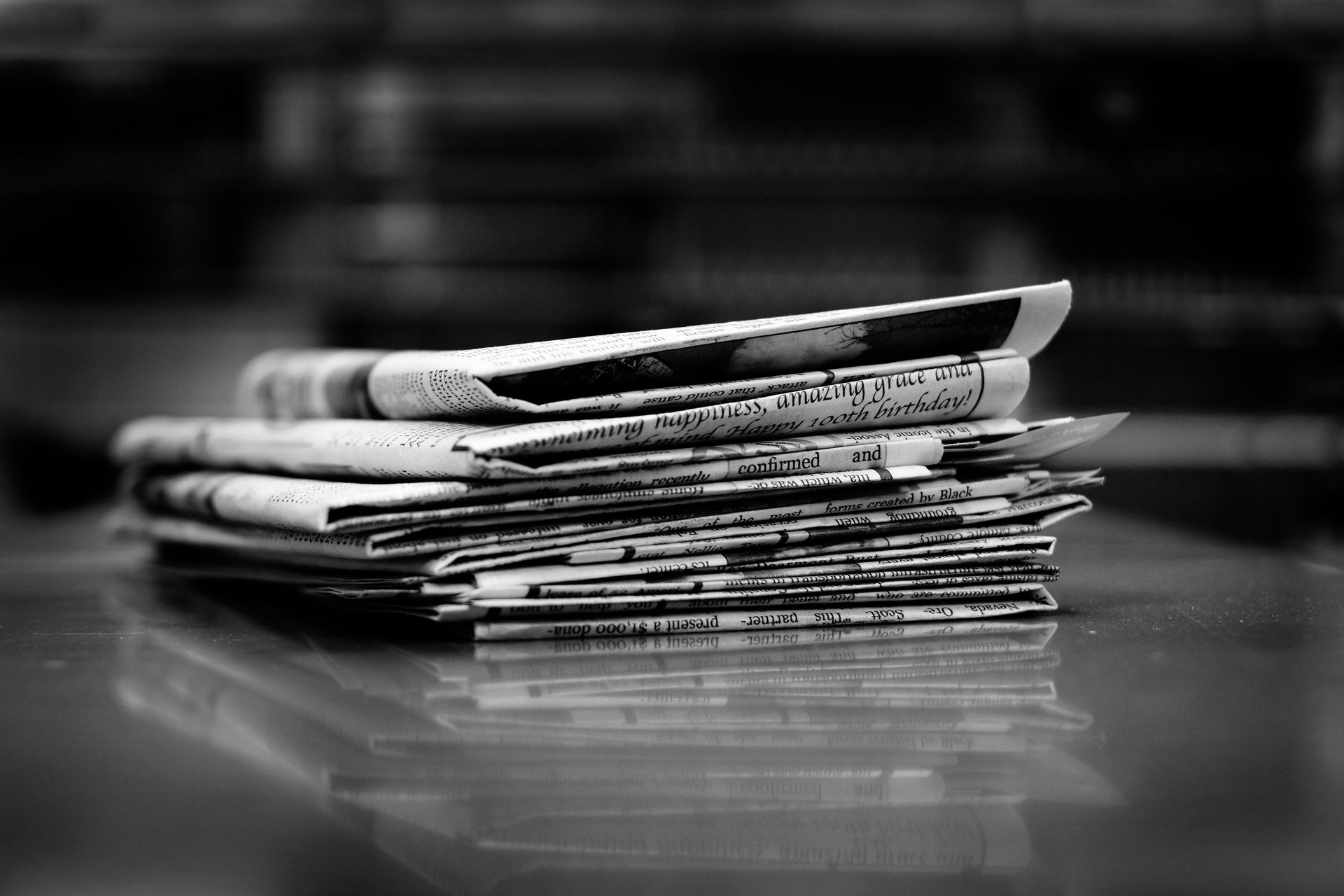 Stapel alter Zeitungen in schwarzweiß