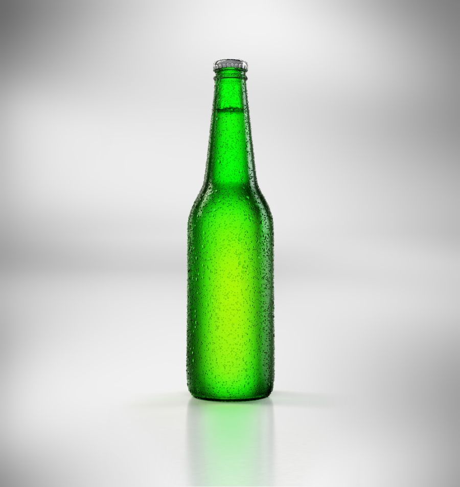 Calici e bicchieri con diverse varietà di bevande alcoliche e analcoliche