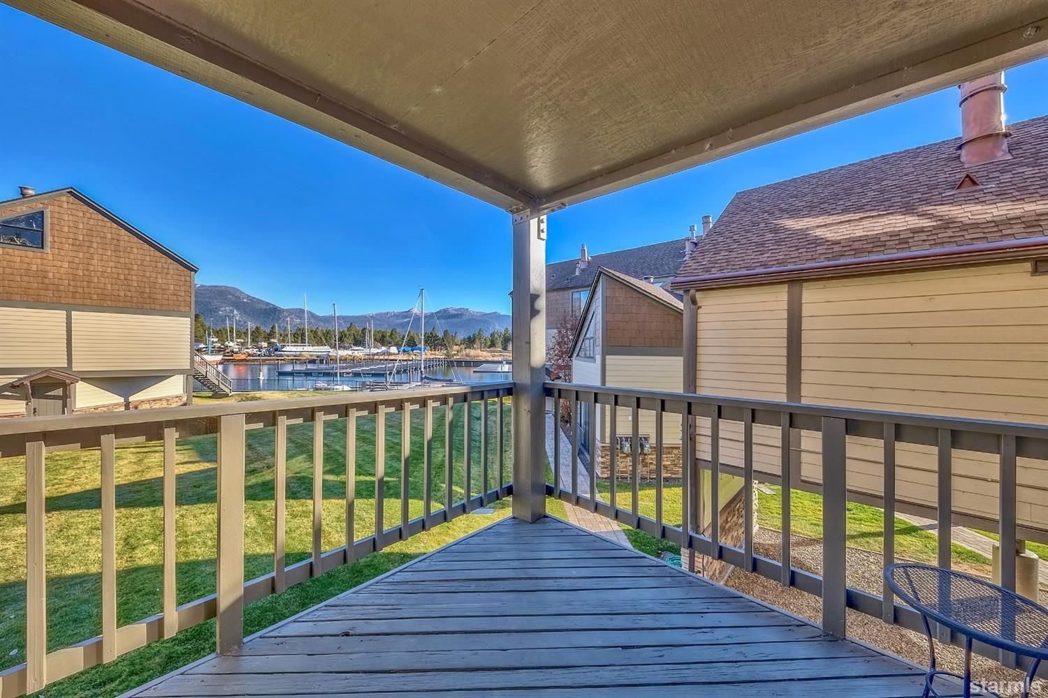 A dining room with a round table and chairs.