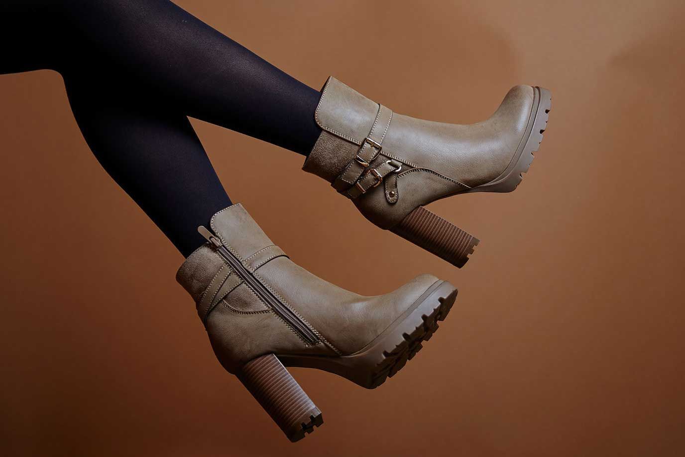 Bottine à talon de couleur beige avec tirette.