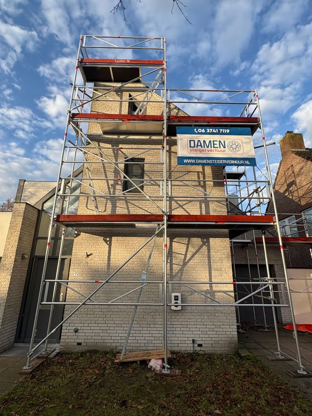 Steiger, steiger huren, steigerbouw, dakrenovatie, dakwerk, steigerbouwer, damen, damen steigerverhuur, steigerwerk, steiger huren per maand, gevelbekleding, steiger voor gevel, steigerbouw bedrijf, steigers, nederlandse steigerbouwer, blitz steiger