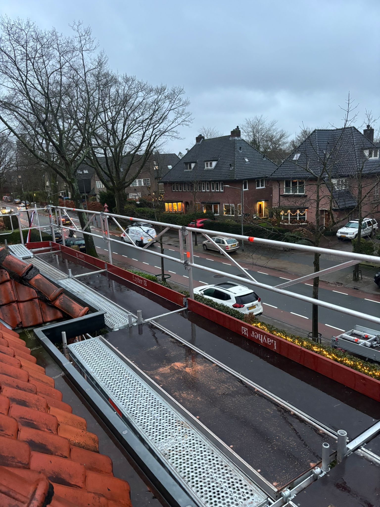 Steiger, Damen Steigerverhuur, dakdekker, gevelsteiger, valbeveiliging, steigerbouw