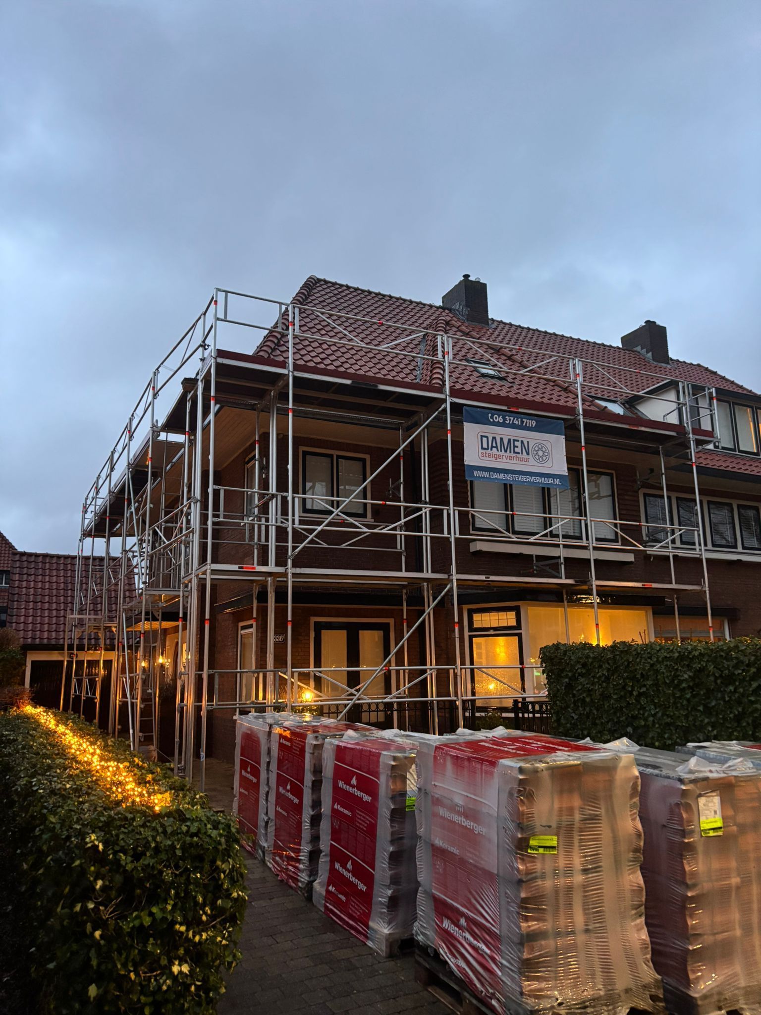 Steiger, steiger huren, steigerbouw, dakrenovatie, dakwerk, steigerbouwer, damen, damen steigerverhuur, steigerwerk, steiger huren per maand